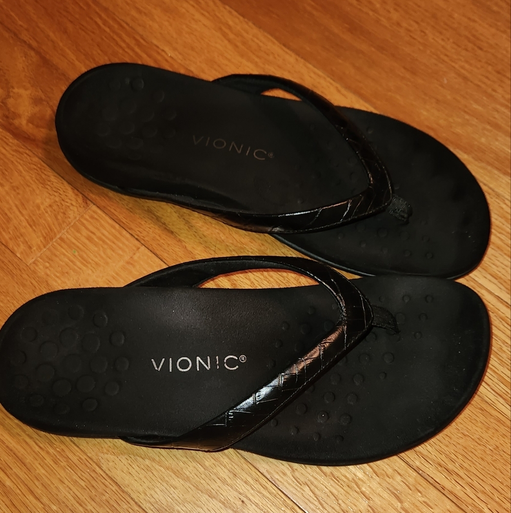 Vionic Classic Black Flip-Flops